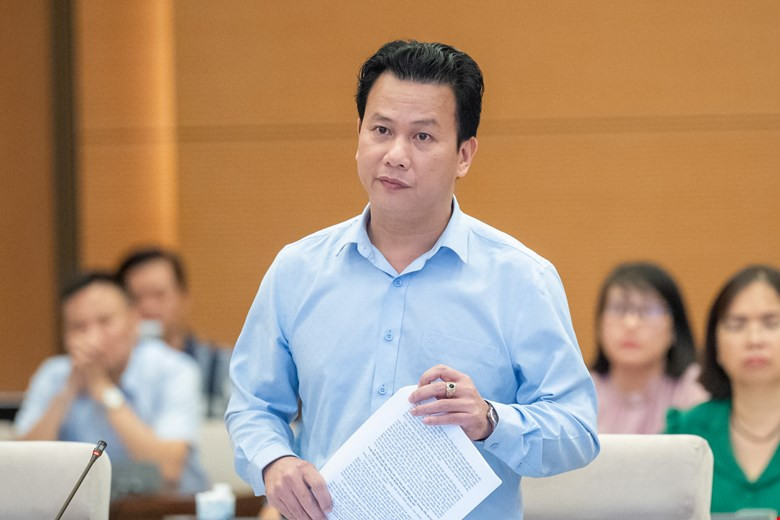 Bộ trưởng TN&amp;MT Đặng Quốc Khánh báo cáo tại phiên họp. Ảnh: QH