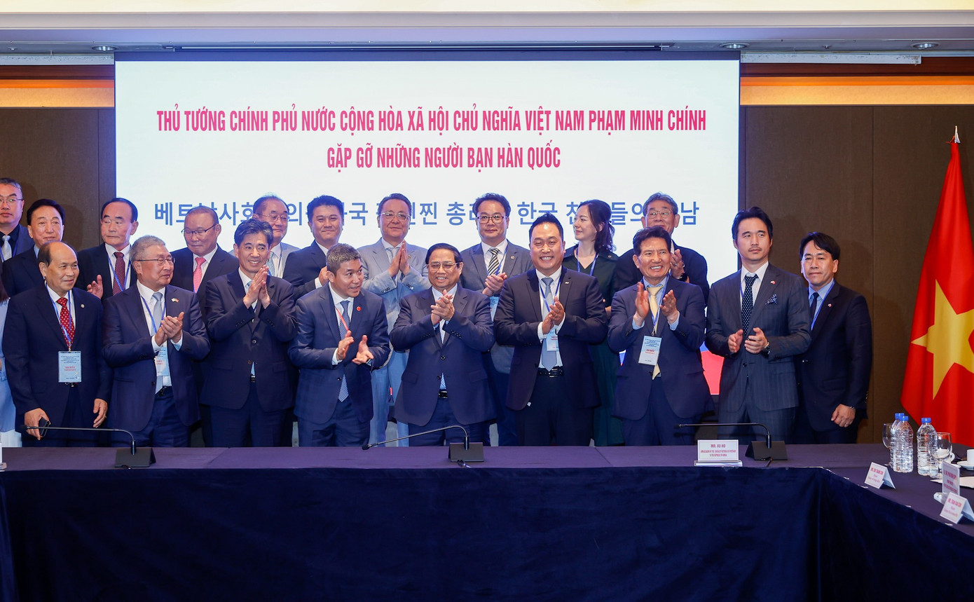 Thủ tướng chụp ảnh lưu niệm cùng các đại biểu. Ảnh Nhật Bắc