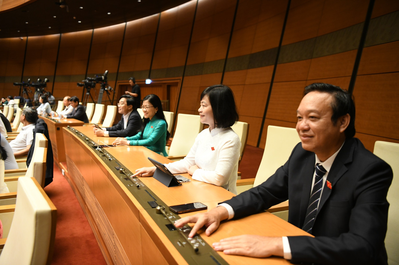 Quốc hội biểu quyết thông qua dự thảo luật. (Ảnh: Như Ý)