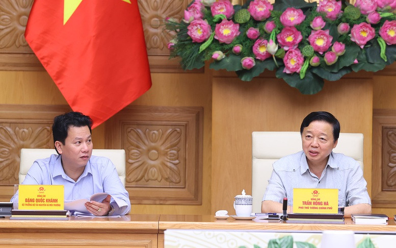 Phó Thủ tướng Trần Hồng Hà, Bộ trưởng Bộ TN&amp;MT Đặng Quốc Khánh trao đổi tại cuộc họp.