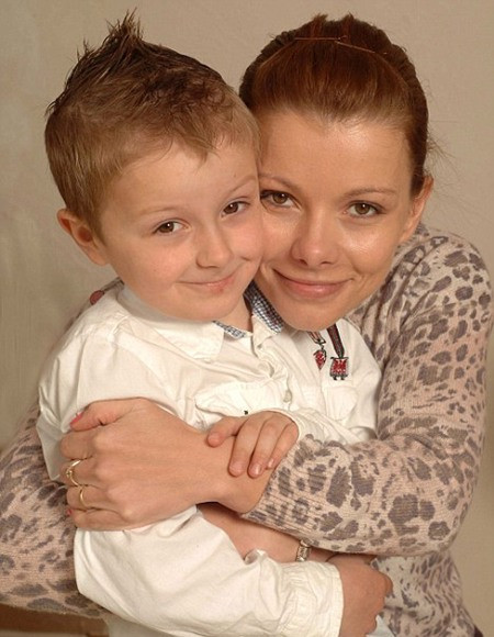 Cậu bé Taylor và mẹ. Cậu bé Taylor và mẹ