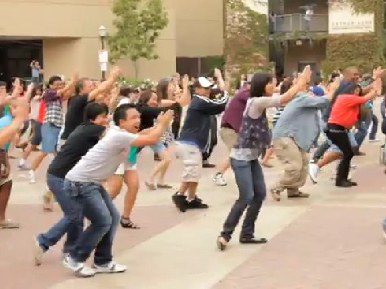 Họ thực hiện màn biểu diễn flashmob sôi động