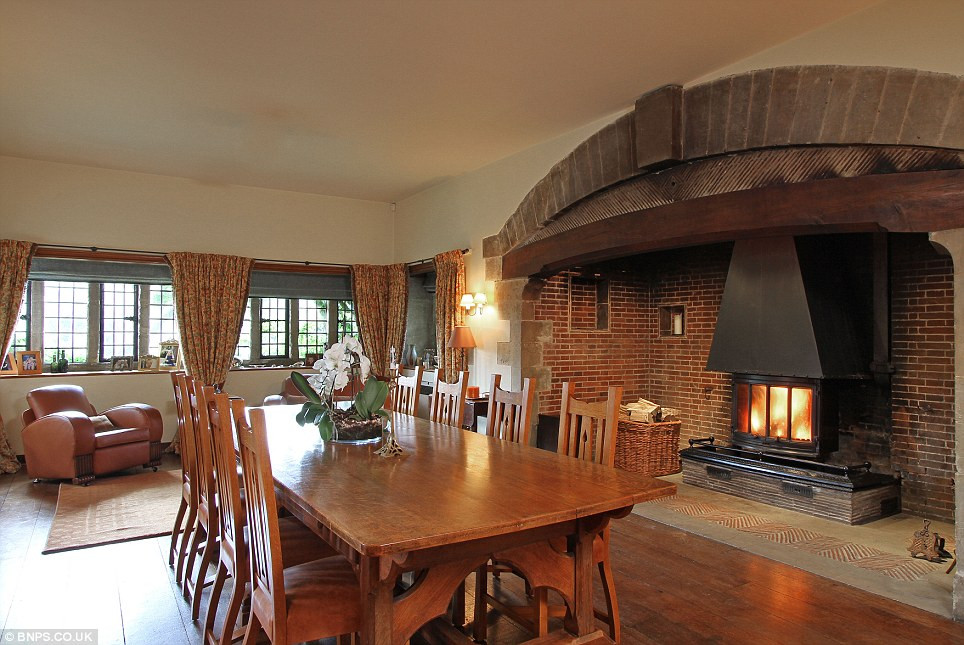 Nhà ăn rộng với những bộ bàn ghế bằng gỗ