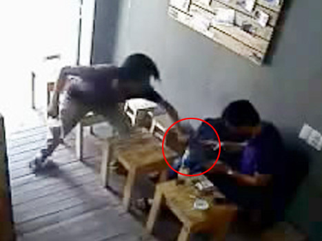 Tên cướp một tay cầm ly cà phê, một tay giật Ipad của anh Đ