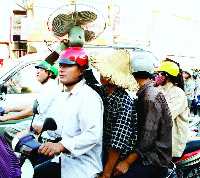 Cồng kềnh quạt máy, nón lá Ảnh: Hồng Vĩnh