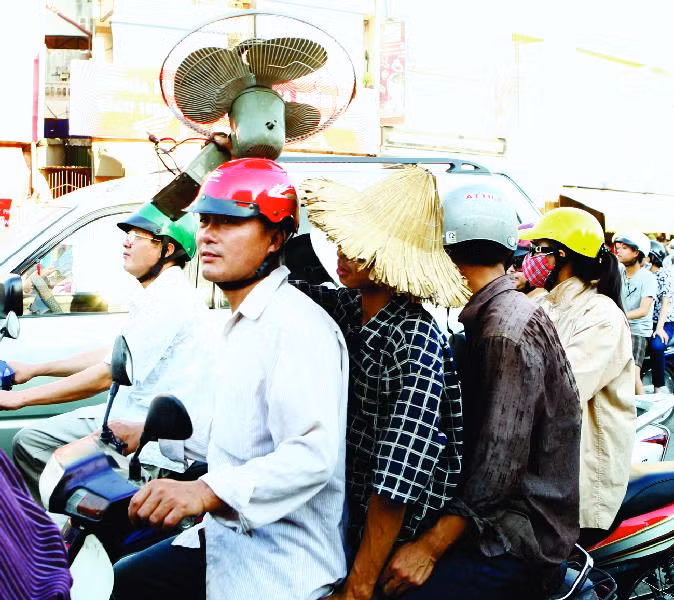 Cồng kềnh quạt máy, nón lá Ảnh: Hồng Vĩnh