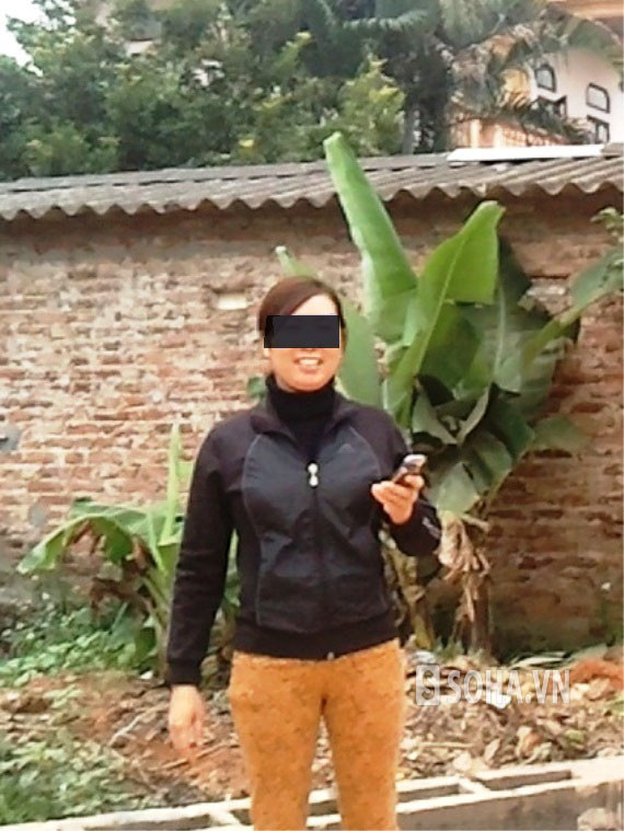 Một bà chủ thấy bóng chúng tôi tiến đến mời chào. Một bà chủ thấy bóng chúng tôi tiến đến mời chào