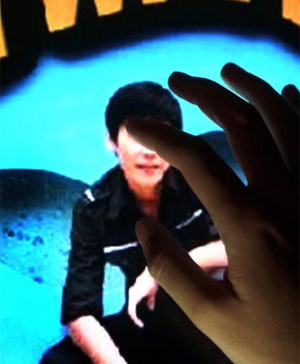 Những anh chàng muốn kiếm tiền dễ quảng cáo mình trên mạng. Ảnh minh họa của New Paper.