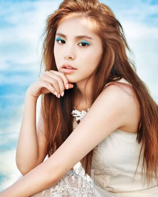 Go Jun Hee khoe chân dài miên man cùng những đường cong nữ tính trên Esquire Korea. Park Ha Sun hiện đại, cá tính và đầy sức hút với những gam màu thời trang.