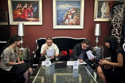 Tháng 11 năm 2012, tại Vũ Hán (Trung Quốc) diễn ra cuộc thi giữa 169 người đẹp để làm vợ tỷ phú