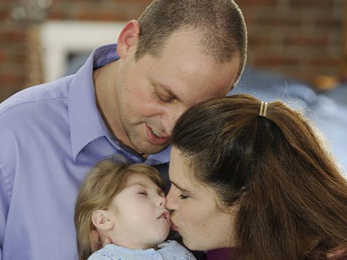 Gabby Williams trong vòng tay cha mẹ. Ảnh: Mirror