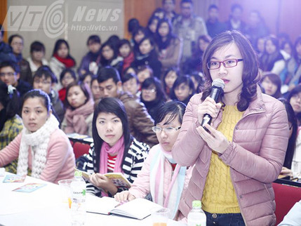 Nhiều sinh viên bất ngờ trước những câu hỏi của các nhà tuyển dụng đến từ các tập đoàn đa quốc gia Hoa Kỳ . Nhiều sinh viên bất ngờ trước những câu hỏi của các nhà tuyển dụng đến từ các tập đoàn đa quốc gia Hoa Kỳ