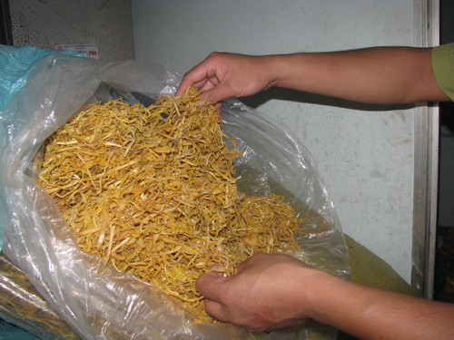 Cơ quan chức năng phát hiện cả măng khô và măng tươi có sử dụng chất lưu huynh để bảo quản... Ảnh: Hoàng Lam 