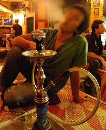 Hút shisha đang trở thành thú vui của giới trẻ. Ảnh: QT