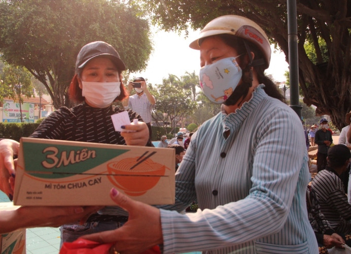 Chia sẻ chống dịch COVID-19: Phát cơm miễn phí, hỗ trợ tiền người bán vé số ảnh 7