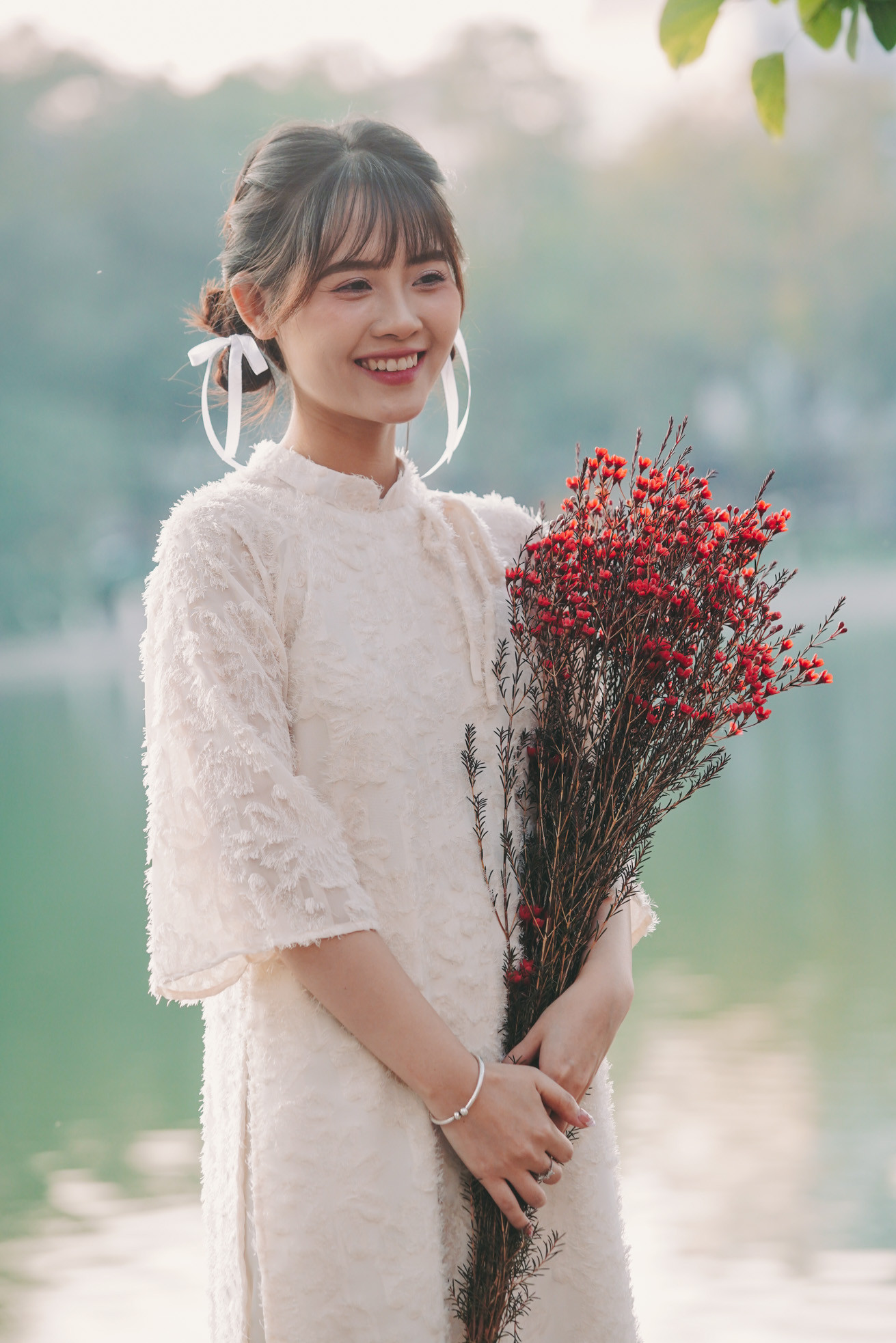 Với áo dài, các bạn gái thường chọn một bó hoa tươi cầm tay cho buổi chụp hình.