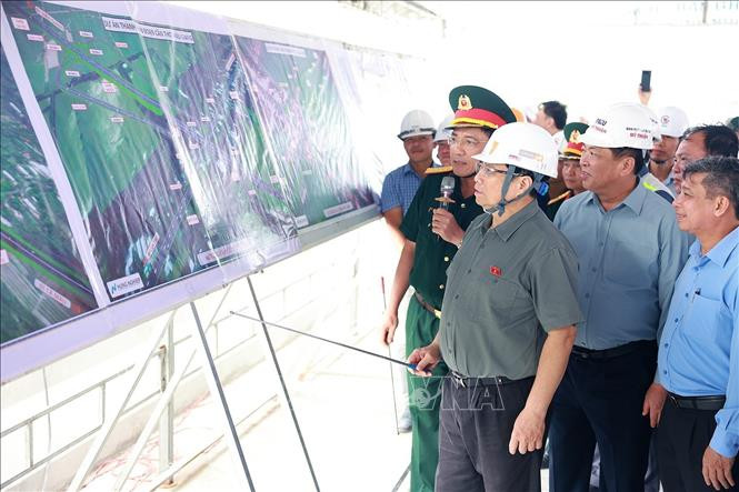 Thủ tướng Phạm Minh Chính kiểm tra tiến độ thi công cao tốc Cần Thơ - Cà Mau đoạn qua huyện Vị Thủy, tỉnh Hậu Giang. Ảnh: Dương Giang/TTXVN