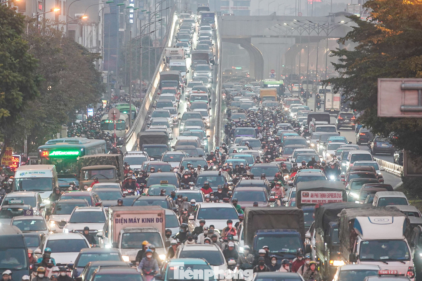 Các phương tiện ô tô đứng im tại lối xuống từ đường vành đai 2 trên cao.