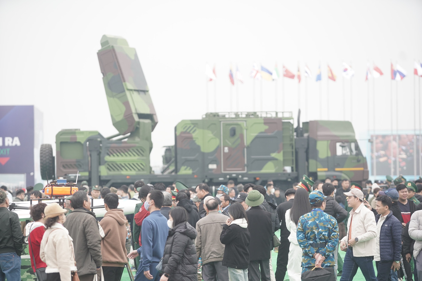 Tại khu vực trưng bày ngoài trời, các loại vũ khí, khí tài biểu tượng như xe tăng, pháo, tên lửa đều thu hút đông đảo người dân.