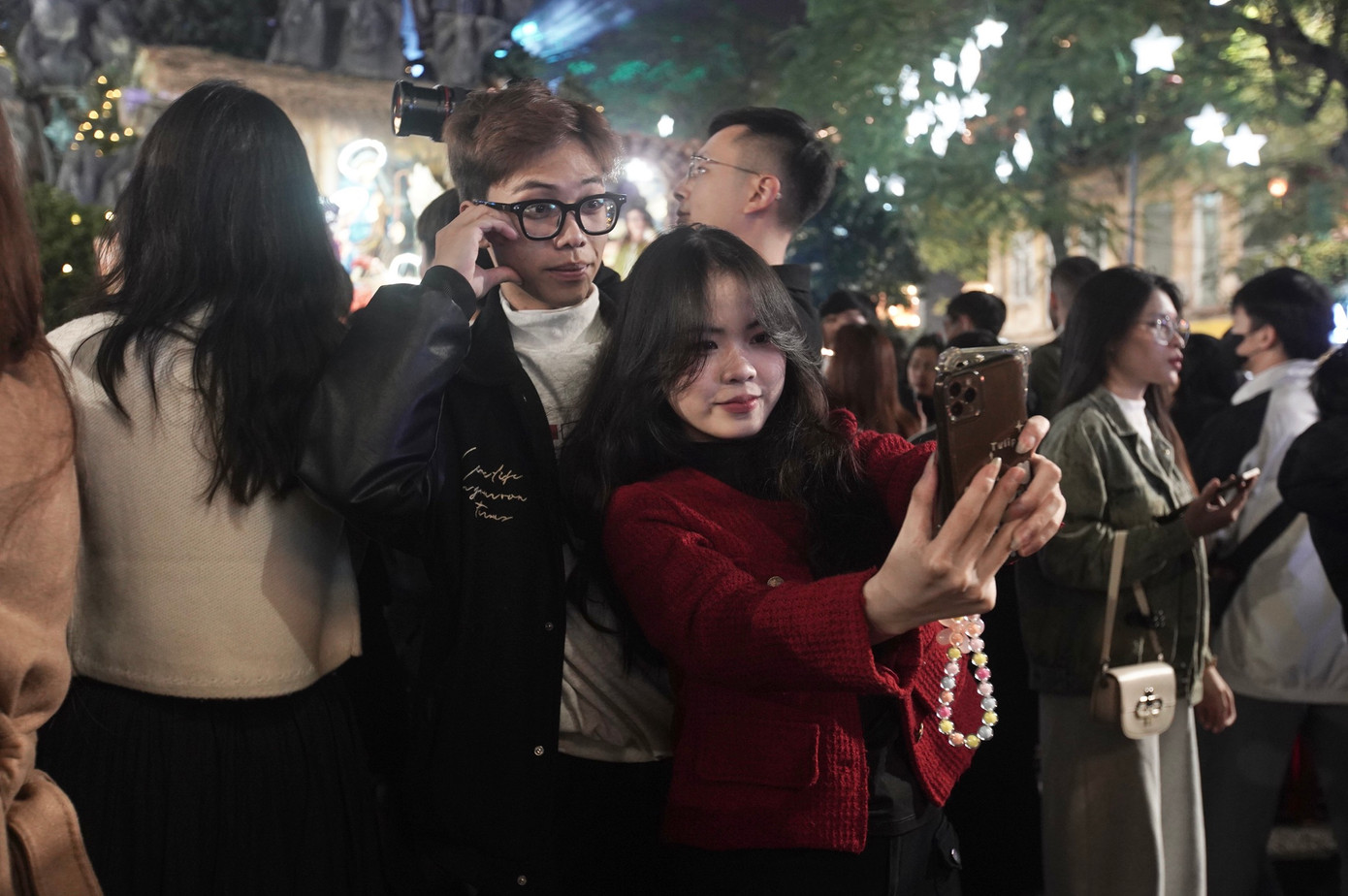 Nhiều bạn trẻ chọn Nhà thờ Lớn để đón Giáng sinh.