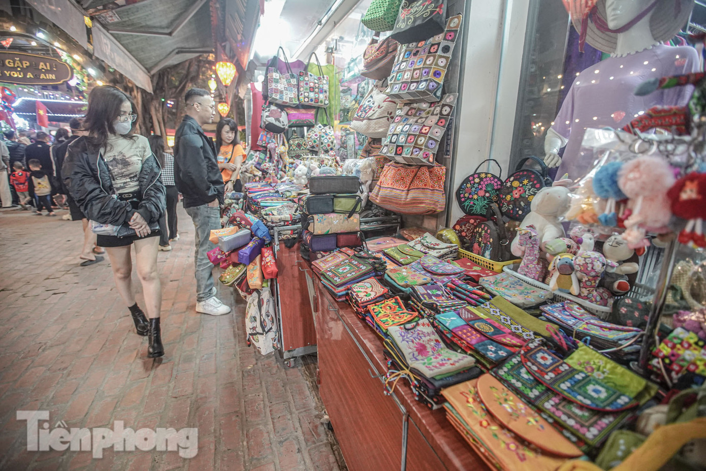 Đa dạng các sản phẩm từ lụa, vải được giới thiệu trong Tuần Văn hóa - Du lịch - Thương mại làng nghề Vạn Phúc 2024.