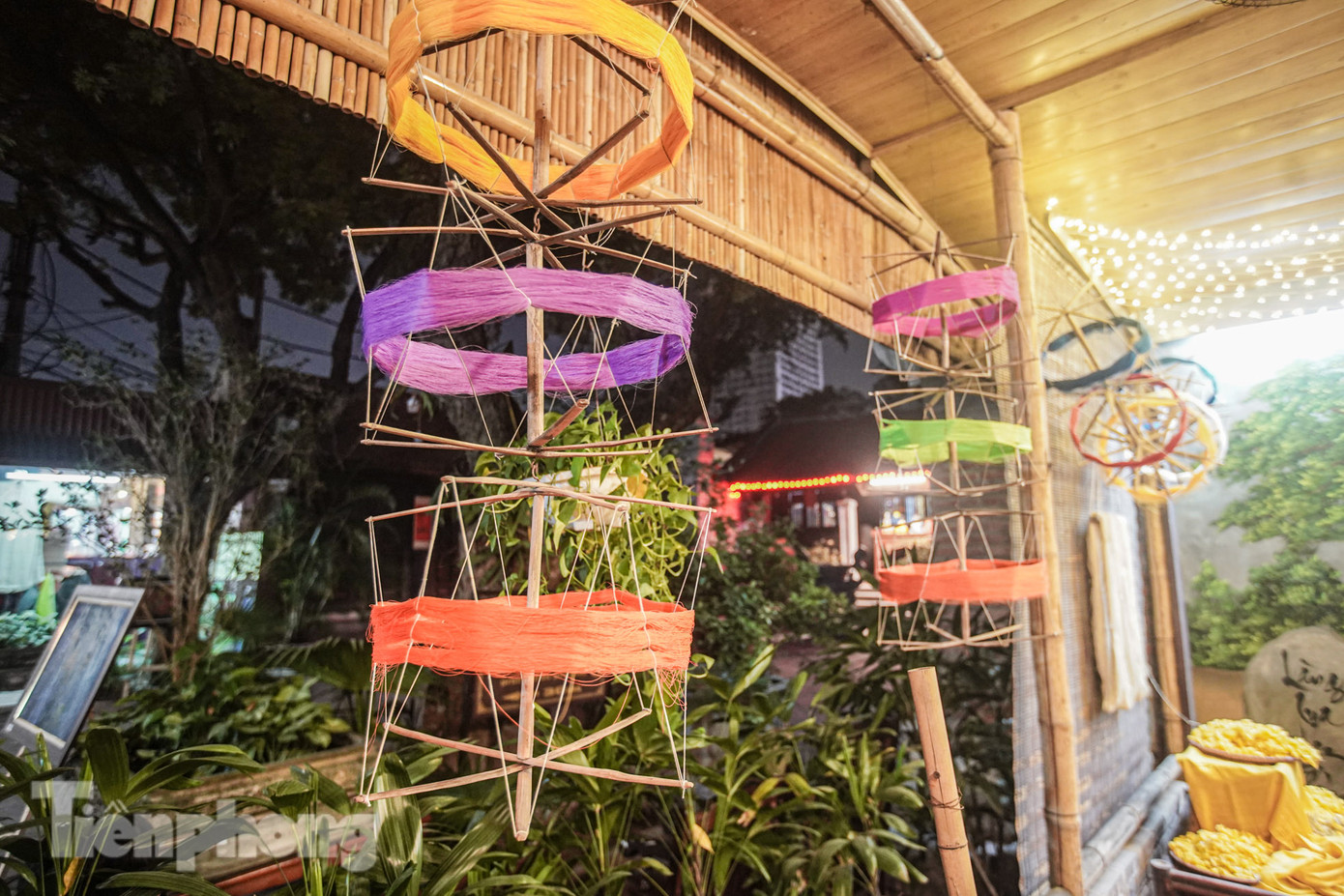 Làng lụa Vạn Phúc có gần 800 hộ gia đình làm nghề dệt lụa, chiếm gần 60% tổng số hộ sinh sống tại đây. Mỗi năm, làng tơ lụa Vạn Phúc (quận Hà Đông) sản xuất khoảng 2,5 đến 3 triệu mét vuông vải...