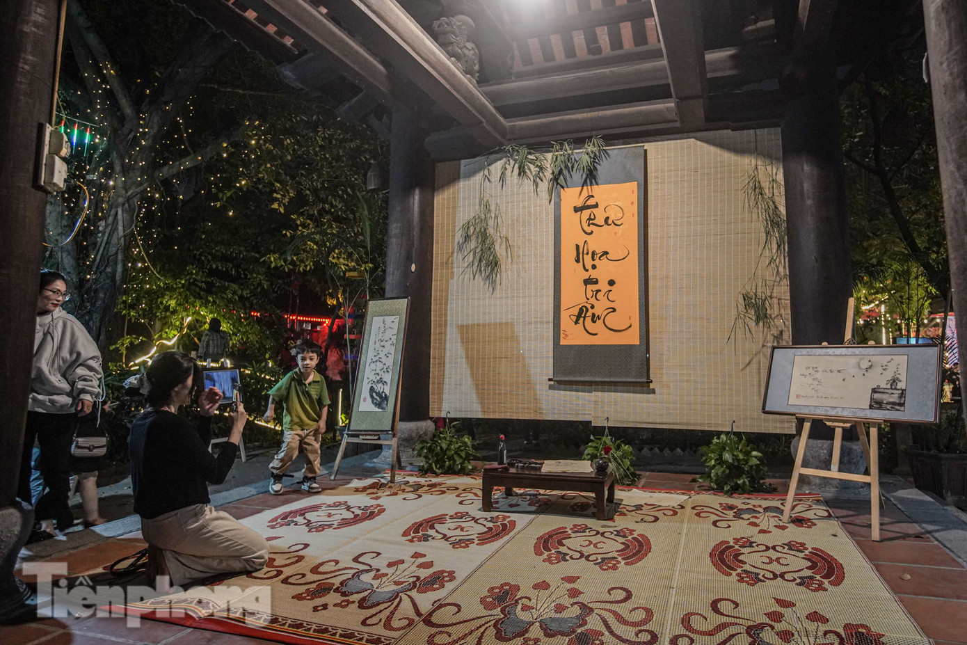 Khu vực viết thư pháp được tái hiện trong tuần lễ văn hóa.