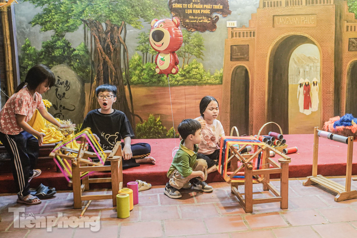 Trẻ em thích thú khi trực tiếp được tìm hiểu và trải nghiệm các công đoạn dệt lụa.