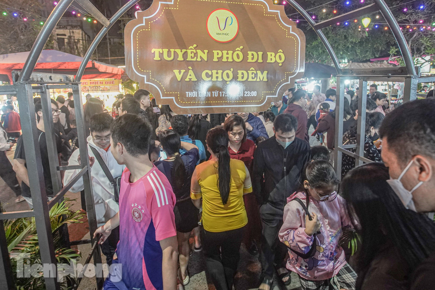 "Tôi đưa các con đến đây để check-in và tìm hiểu về làng lụa. Tôi thấy khung cảnh ở đây rất đẹp và hoành tráng và có rất nhiều hoạt động trải nghiệm, chị Hồng (Hà Đông, Hà Nội) chia sẻ.