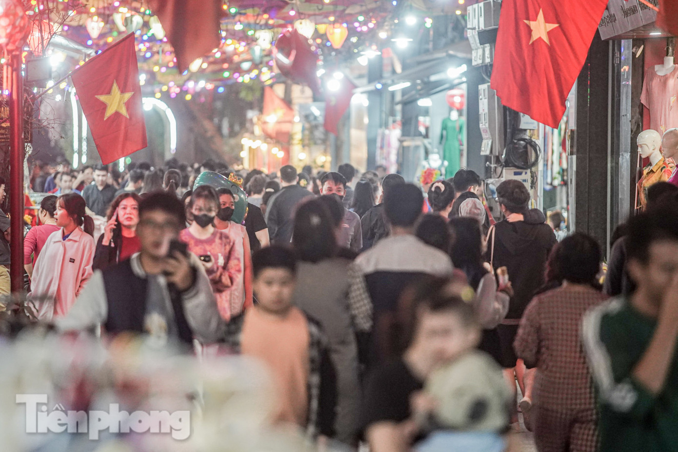 Ghi nhận của PV, trong những ngày tổ chức tuần lễ văn hóa, khu vực làng lụa Vạn Phúc thu hút đông người dân và du khách đến tìm hiểu trải nghiệm. Mọi ngả đường trong làng đều tấp nập, đông đúc, đặc biệt vào buổi tối muộn.