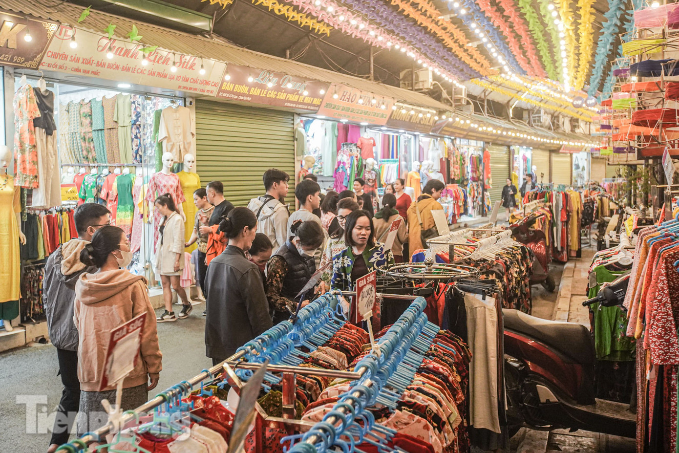 Các sản phẩm áo dài, lụa giảm giá được tiểu thương đưa ra tại khu vực chợ lụa Vạn Phúc.