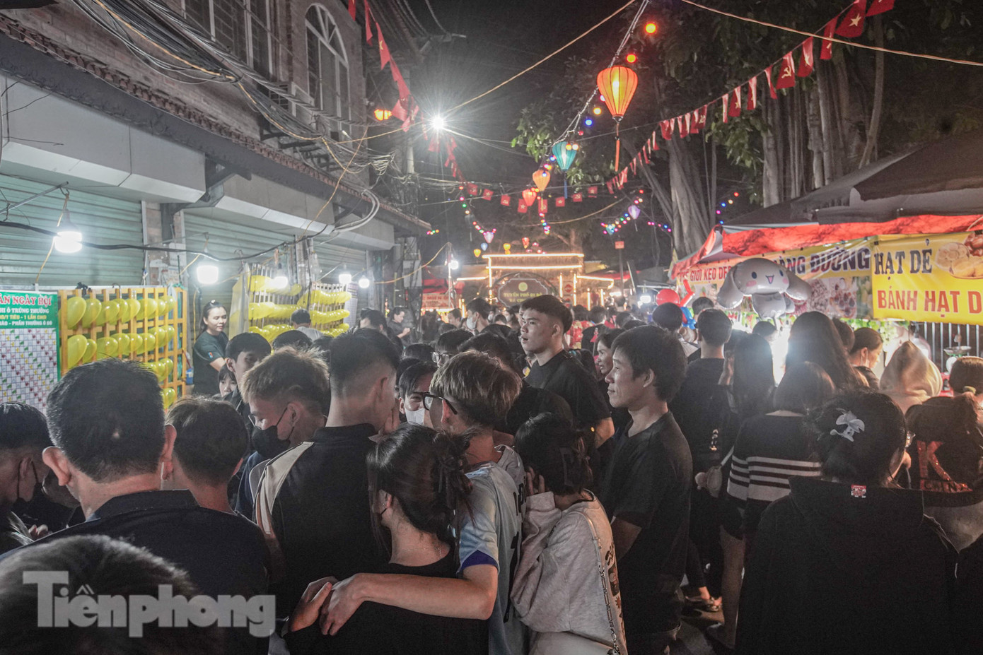 "Tôi đưa các con đến đây để check-in và tìm hiểu về làng lụa. Tôi thấy khung cảnh ở đây rất đẹp và hoành tráng và có rất nhiều hoạt động trải nghiệm, chị Hồng (Hà Đông, Hà Nội) chia sẻ.