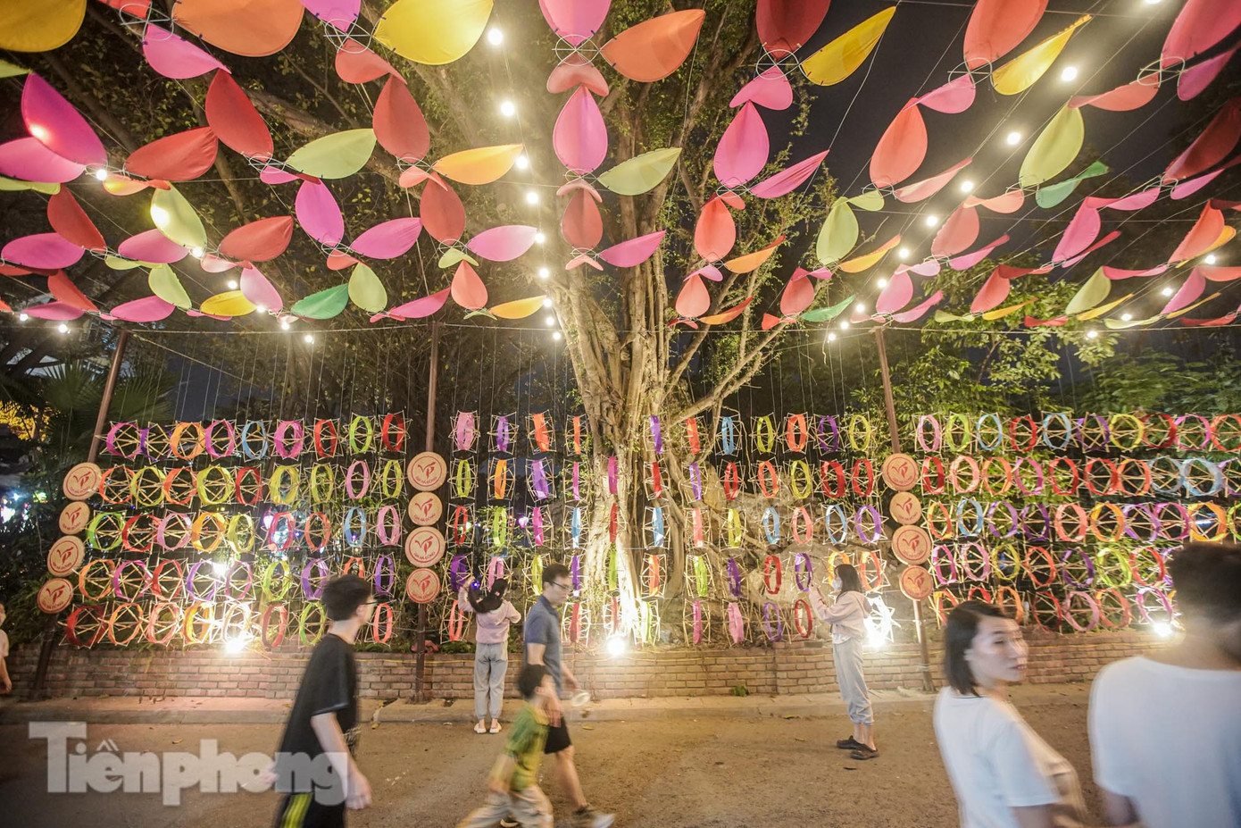 Không gian được đầu tư trang trí nhằm đón du khách đến tham quan, tìm hiểu nét văn hóa truyền thống của làng nghề Vạn Phúc.