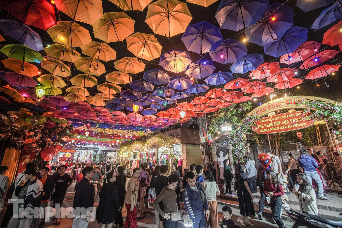 Khu vực tuyến phố đi bộ và chợ đêm tấp nập người dân và du khách.