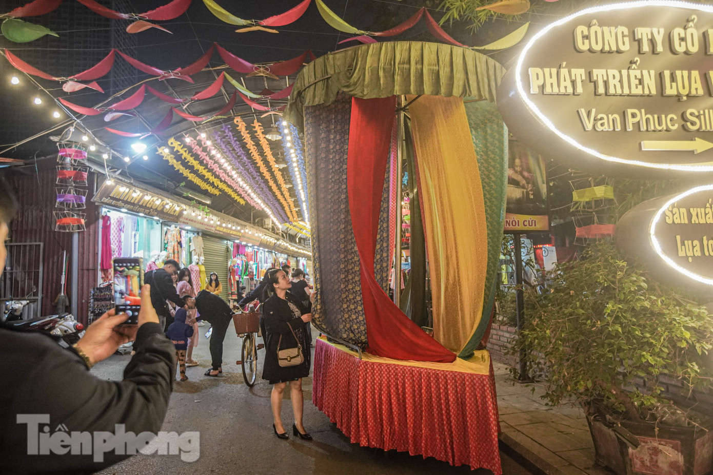 Khách tham quan được khám phá không gian văn hóa các làng nghề truyền thống của Hà Nội, như: làng hương Quảng Phú Cầu, mỹ nghệ tre mây tre đan Phú Vinh, áo dài Trạch Xá... Trong đó, phần giới thiệu làng lụa Vạn Phúc là trung tâm, tạo nên một không gian văn hóa, nghệ thuật đặc sắc, đa dạng sắc mầu trong Tuần Văn hóa.