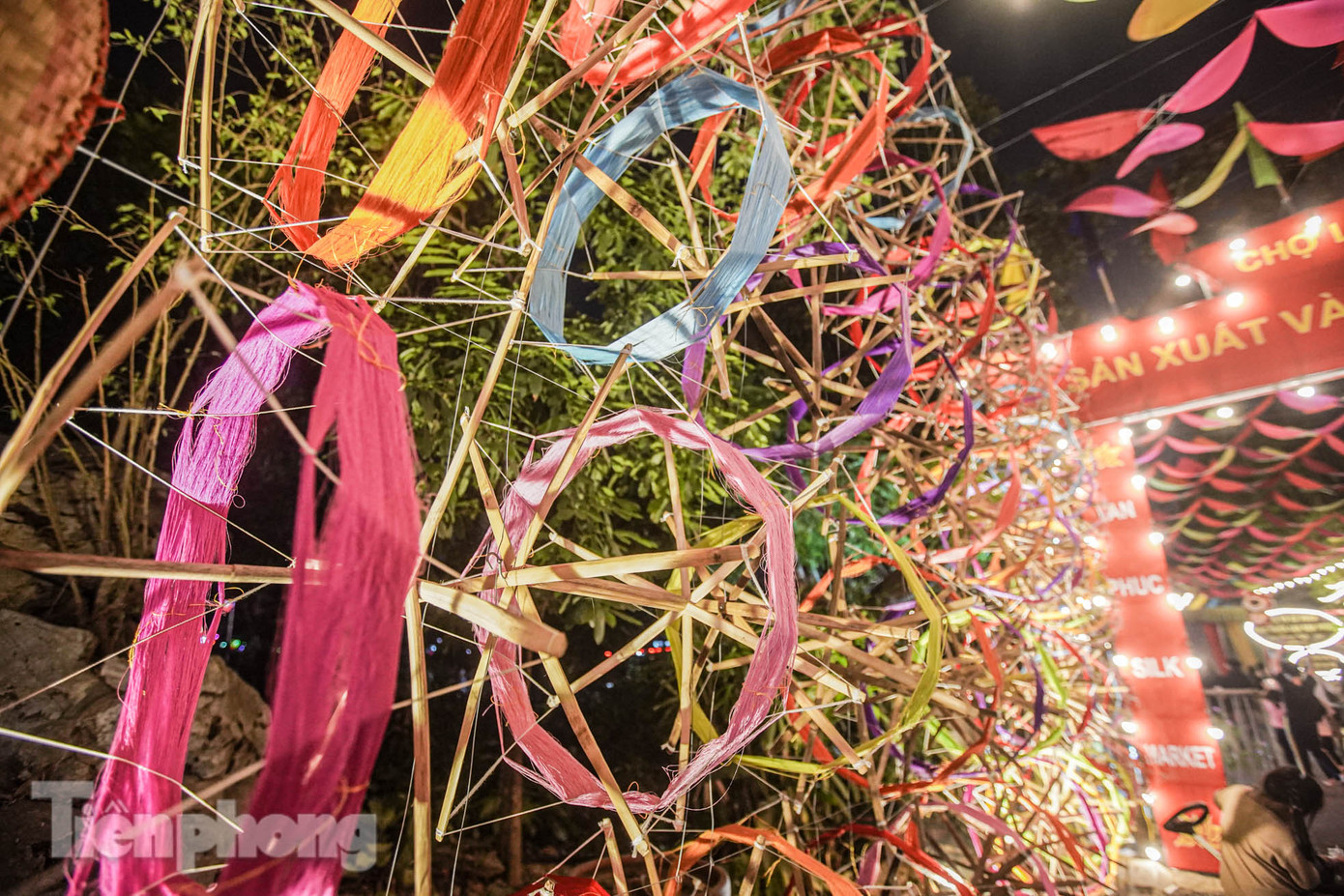 Làng lụa Vạn Phúc có gần 800 hộ gia đình làm nghề dệt lụa, chiếm gần 60% tổng số hộ sinh sống tại đây. Mỗi năm, làng tơ lụa Vạn Phúc (quận Hà Đông) sản xuất khoảng 2,5 đến 3 triệu mét vuông vải...