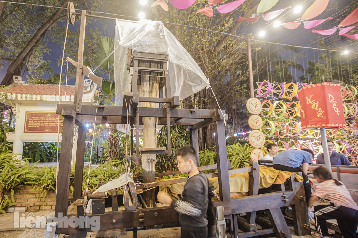 Khách tham quan được khám phá không gian văn hóa các làng nghề truyền thống của Hà Nội, như: làng hương Quảng Phú Cầu, mỹ nghệ tre mây tre đan Phú Vinh, áo dài Trạch Xá... Trong đó, phần giới thiệu làng lụa Vạn Phúc là trung tâm, tạo nên một không gian văn hóa, nghệ thuật đặc sắc, đa dạng sắc mầu trong Tuần Văn hóa.