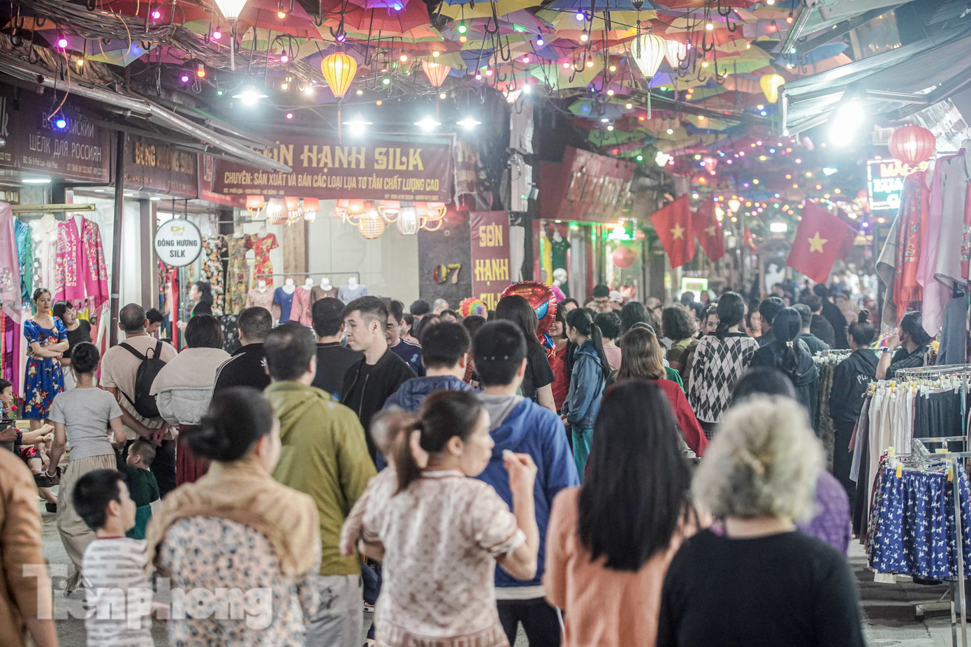 Ghi nhận của PV, trong những ngày tổ chức tuần lễ văn hóa, khu vực làng lụa Vạn Phúc thu hút đông người dân và du khách đến tìm hiểu trải nghiệm. Mọi ngả đường trong làng đều tấp nập, đông đúc, đặc biệt vào buổi tối muộn.