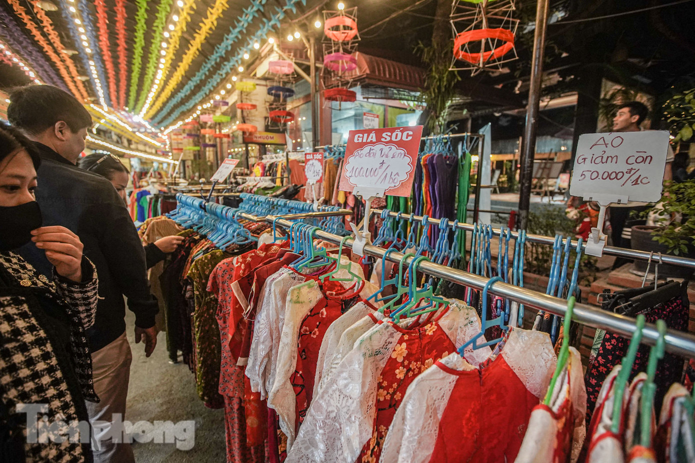 Các sản phẩm áo dài, lụa giảm giá được tiểu thương đưa ra tại khu vực chợ lụa Vạn Phúc.