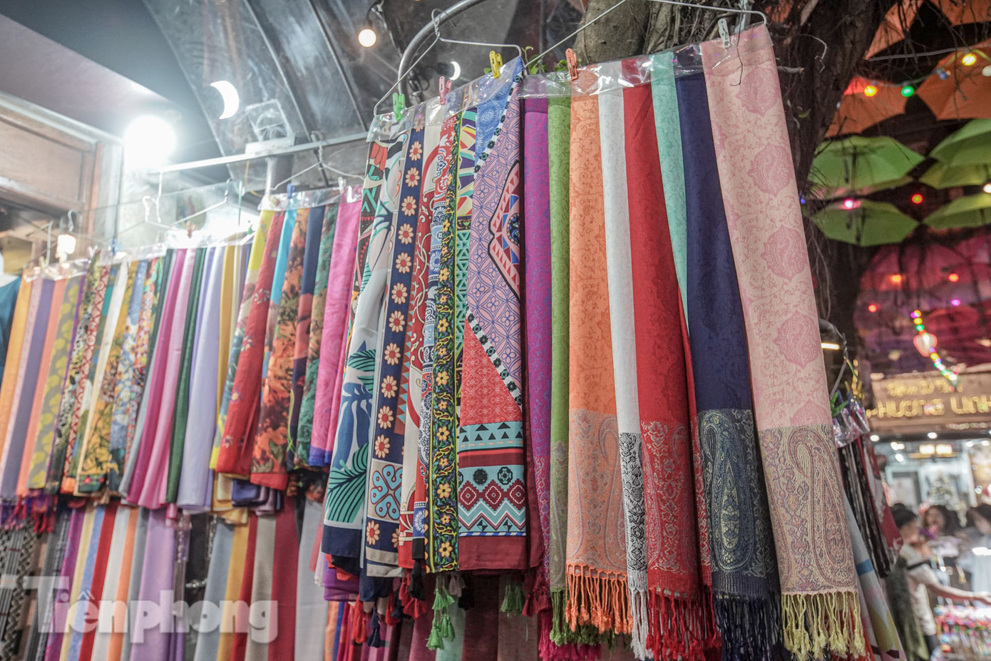 Đa dạng các sản phẩm từ lụa, vải được giới thiệu trong Tuần Văn hóa - Du lịch - Thương mại làng nghề Vạn Phúc 2024.