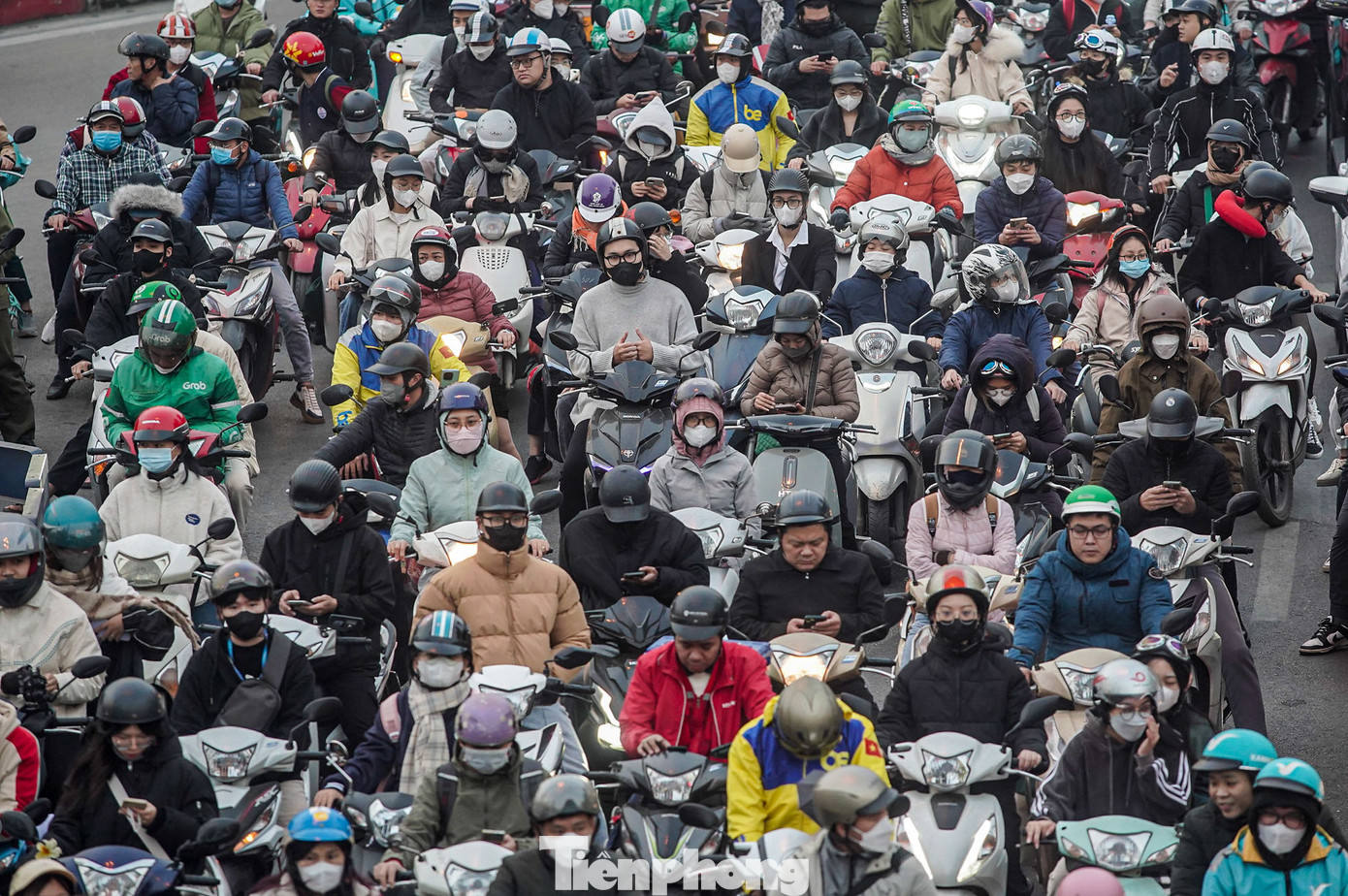 Các phương tiện chỉ có thể nhích từng bước, di chuyển trên đường. Đây cũng là tuyến đường dẫn ra cửa ngõ phía Tây của Thủ đô.