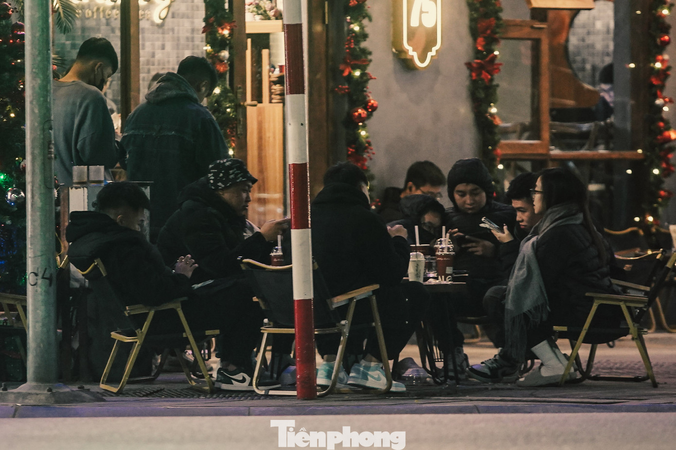 Thay vì chọn không gian trong nhà, các bạn trẻ thường thích những quán nước, cafe có view ngoài trời để được kề bên nhau "tận hưởng" cái lạnh của mùa đông. Thay vì chọn không gian trong nhà, các bạn trẻ thường thích những quán nước, cafe có view ngoài trời để được kề bên nhau "tận hưởng" cái lạnh của mùa đông.