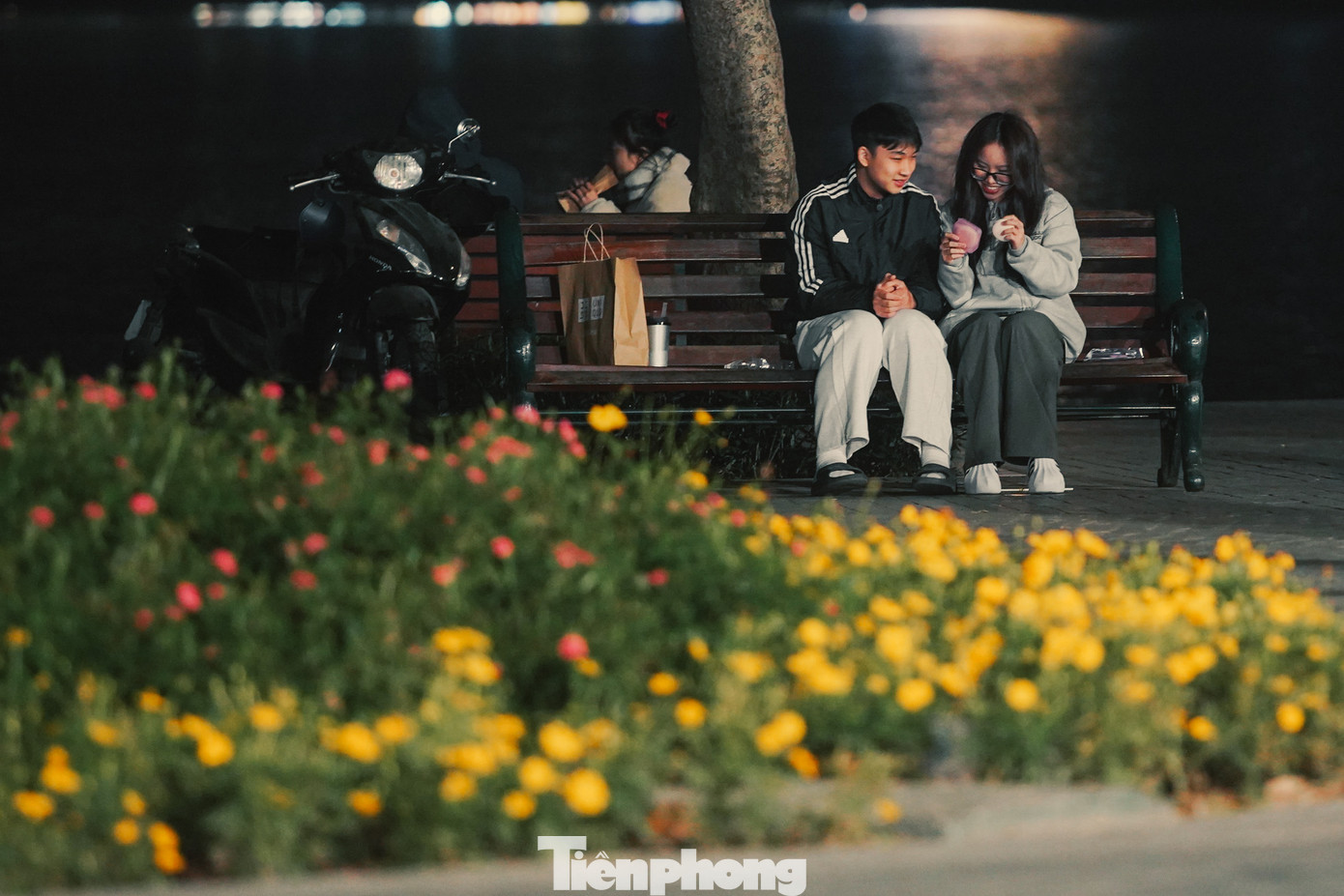 Khu vực ghế đá quanh hồ Hoàn Kiếm xuất hiện các cặp bạn trẻ tình tứ giữa đêm đông. Khu vực ghế đá quanh hồ Hoàn Kiếm xuất hiện các cặp bạn trẻ tình tứ giữa đêm đông.