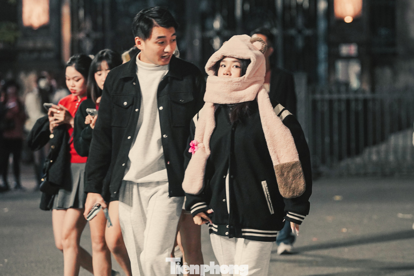 Nhiệt độ Hà Nội về đêm đang sát ngưỡng 15 độ, nhưng vẫn không ngăn được một số người nhất là các bạn trẻ ra đường dạo phố và tận hưởng cái lạnh của mùa đông. Nhiệt độ Hà Nội về đêm đang sát ngưỡng 15 độ, nhưng vẫn không ngăn được một số người nhất là các bạn trẻ ra đường dạo phố và tận hưởng cái lạnh của mùa đông.