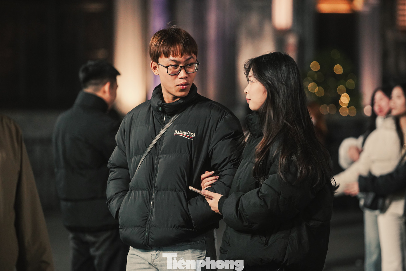 Nhà thờ Lớn cũng là địa điểm lý tưởng các bạn trẻ hẹn hò trong đêm đông. Nhà thờ Lớn cũng là địa điểm lý tưởng các bạn trẻ hẹn hò trong đêm đông.