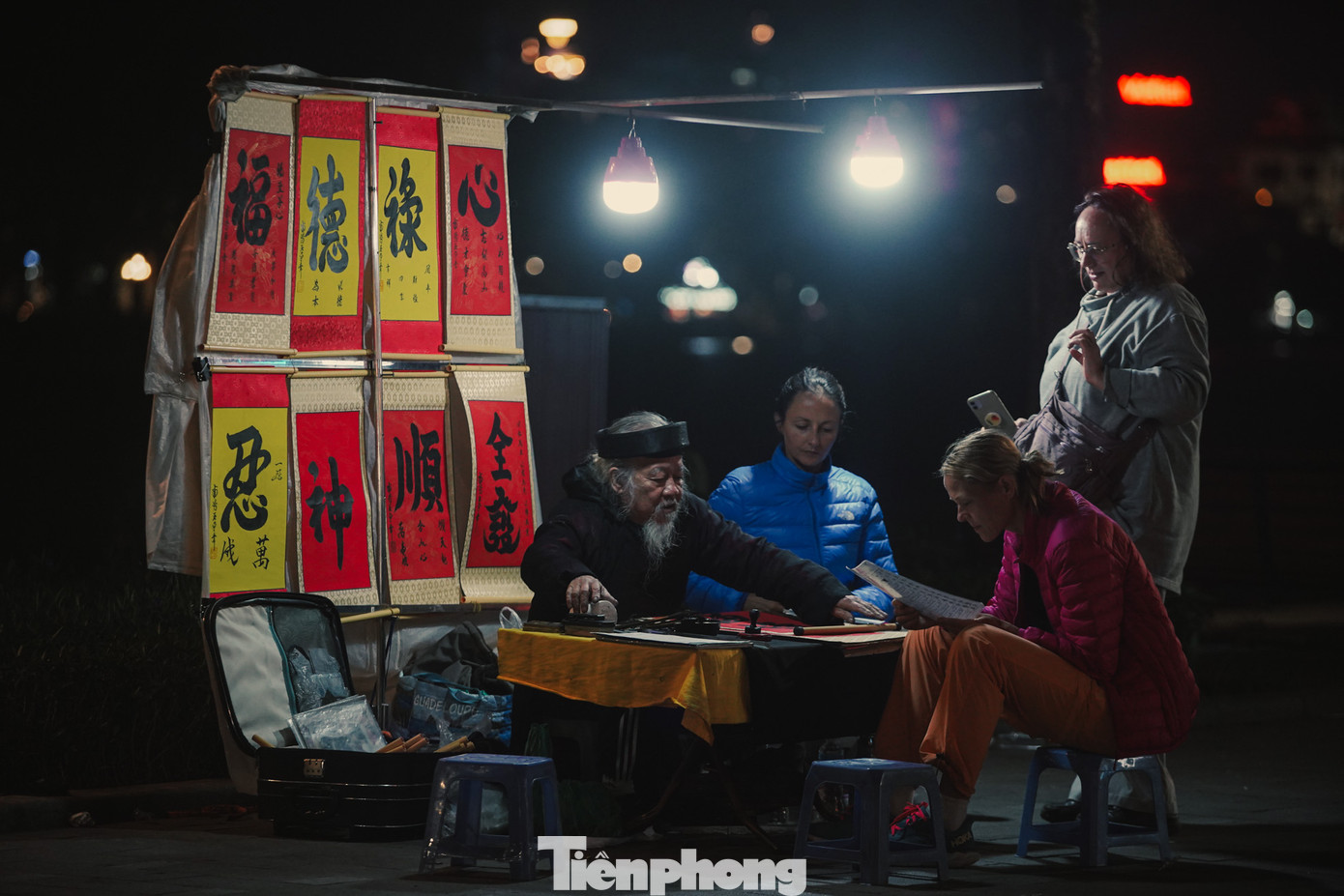 Ông đồ già miệt mài cho chữ đến tận đêm khuya cho du khách. Ông đồ già miệt mài cho chữ đến tận đêm khuya cho du khách.