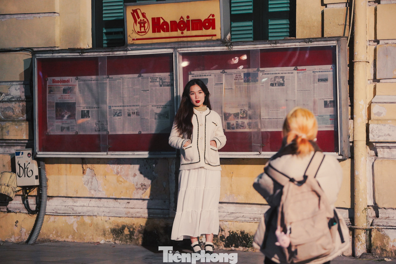 Nhiều bạn trẻ check-in trước cửa báo Hà Nội mới trong đêm rét. Nhiều bạn trẻ check-in trước cửa báo Hà Nội mới trong đêm rét.