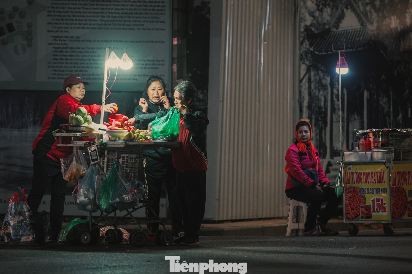 Những quầy hàng rong, bán hoa quả, đồ ăn vẫn hoạt động, chờ khách trên phố Đinh Tiên Hoàng. Những quầy hàng rong, bán hoa quả, đồ ăn vẫn hoạt động, chờ khách trên phố Đinh Tiên Hoàng.