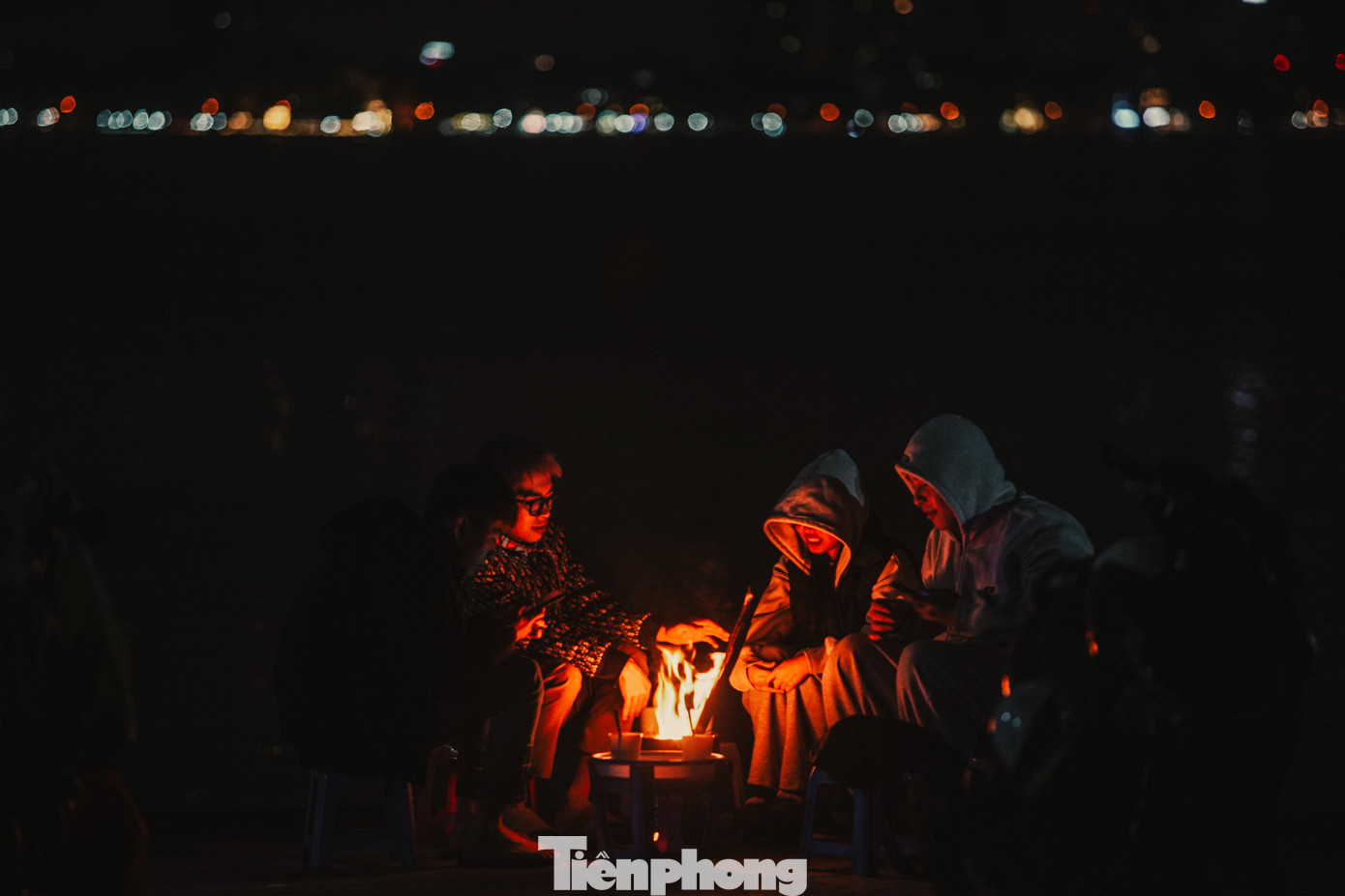 Nhiều bạn trẻ chọn hồ Tây để hẹn hò, tụ tập, sưởi ấm bên những đốm lửa. Nhiều bạn trẻ chọn hồ Tây để hẹn hò, tụ tập, sưởi ấm bên những đốm lửa.