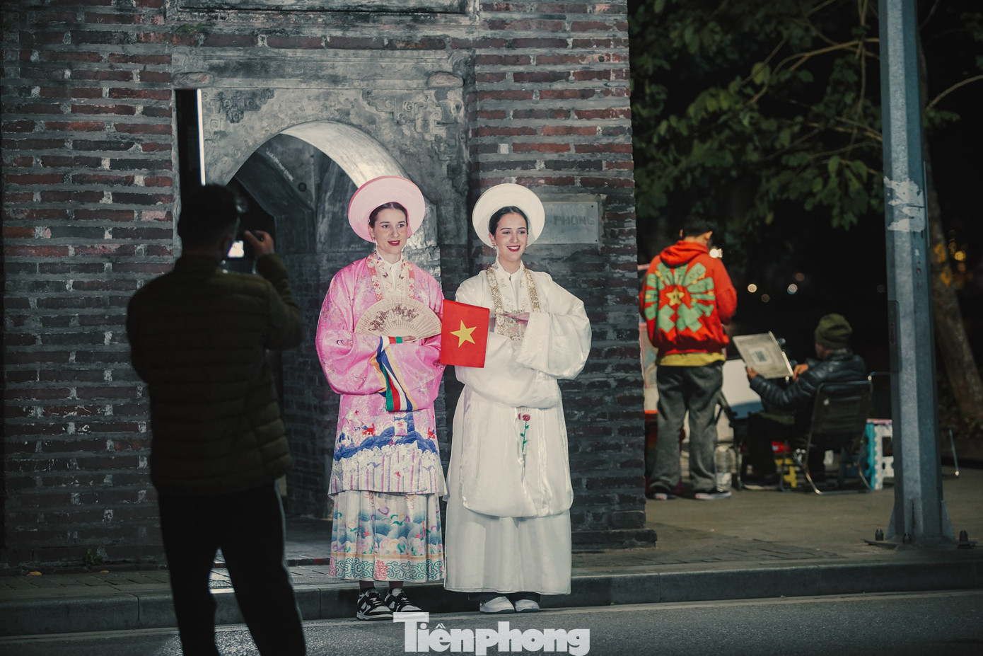 Khách tây mặc áo dài chụp ảnh lúc nửa đêm tại tháp Hòa Phong. Khách tây mặc áo dài chụp ảnh lúc nửa đêm tại tháp Hòa Phong.